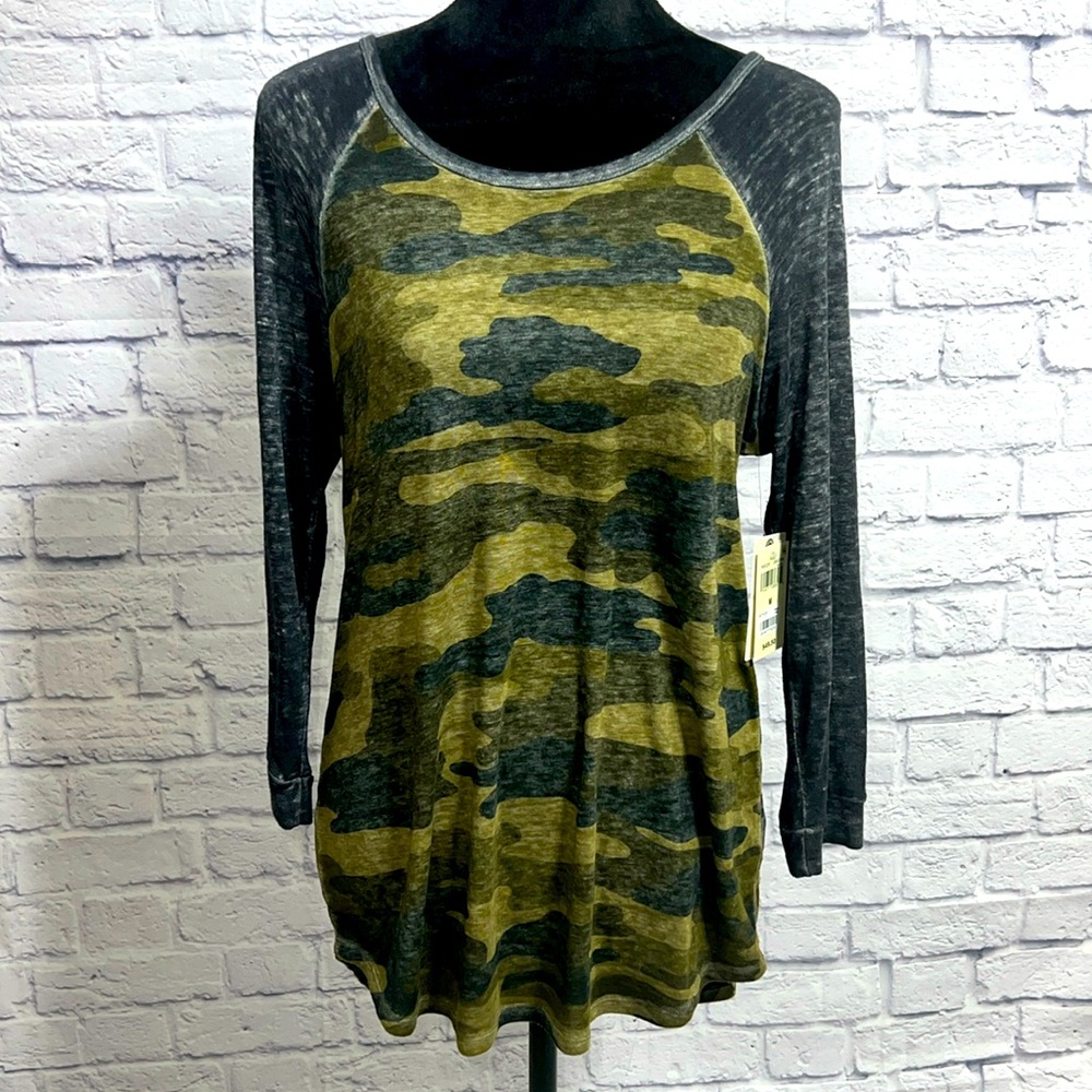 🆕 Lucky Brand Green Camouflage & GrayLong T-Shirt - Women’s Size Medium